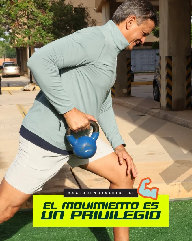 Manuel Chirinos entrenando con una pesa rusa al aire libre en Maracaibo